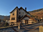 72 Al bel borgo anitco di Arnosto nella luce e nei colori del tramonto